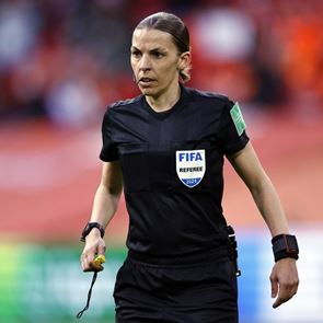 Stéphanie Frappart, η Γαλλίδα που θα σφυρίξει στον τελικό του Κυπέλλου στο Βόλο