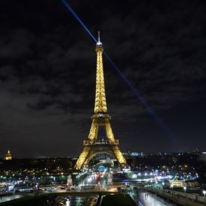 Γιατί στήνονται αντίσκηνα στο κέντρο του Παρισιού