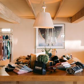 Το Esquire Summerhouse γιόρτασε με το Iuman το μοντέρνο ανδρικό στιλ