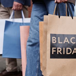 Ξέρουμε πόσα χρήματα ξοδεύουν οι Έλληνες στην Black Friday