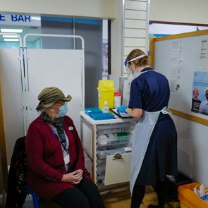 Μέσα σε 6 εβδομάδες θα είναι έτοιμο το &lt;em>εμβόλιο&lt;/em> για τη μετάλλαξη του κορονοϊου