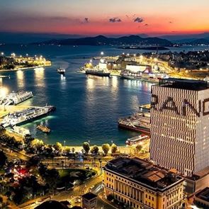 H Range Rover &#39;ανεβαίνει&#39; στον Πύργο Πειραιά