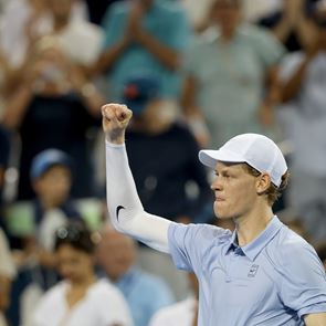 Γιατί ο Jannik Sinner ξεκίνησε να φοράει μανίκι