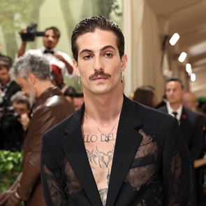 Το αγαπημένο φανελάκι του Damiano David είναι πάμφθηνο και φοριέται παντού