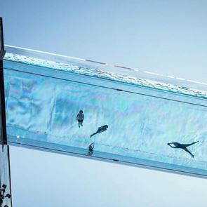 Αυτή η πισίνα κρέμεται ανάμεσα σε δυο ουρανοξύστες (video