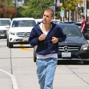 Baggy jeans όπως του Justin Bieber για μία χαλαρή casual Friday