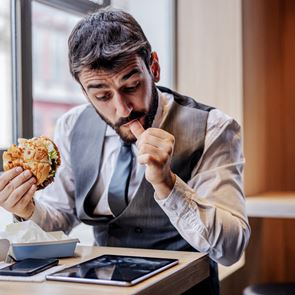 Οι συνήθειες που παχαίνουν και πώς θα τις αλλάξεις