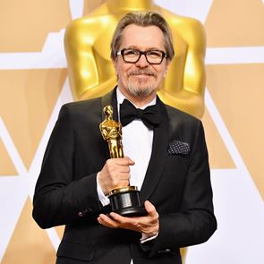 Σεναριογράφος μηνύει τον Gary Oldman για την ταινία Darkest Hour