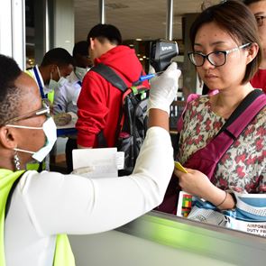 Το παράξενο ρομπότ που σκοτώνει τον κοροναϊό