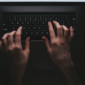 Όταν οι πολιτικοί παρενοχλούν δημοσιογράφους