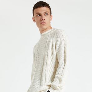 Τα πουλόβερ, τα φούτερ και τα t-shirts που θα φορέσεις εντός και εκτός σπιτιού