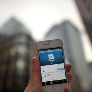 Το &lt;em>Twitter&lt;/em> βάζει τέλος στα fake news για τα εμβόλια κατά της Covid-19