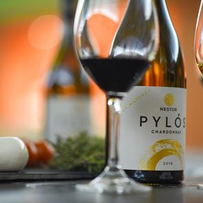 Δύο ξεχωριστά λευκά παλαιωμένα κρασιά για την καρδιά του χειμώνα