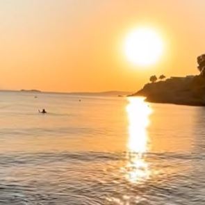 Δείτε την τέλεια παραλία με άμμο στην Αττική