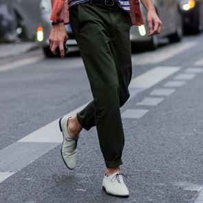 Τα χρωματιστά παντελόνια ζωντανεύουν κάθε φθινοπωρινή/χειμωνιάτικη σου εμφάνιση