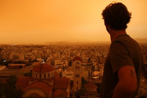 10 απόκοσμες φωτογραφίες από την πορτοκαλί Ελλάδα της σκόνης