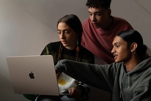 H Apple δίνει τα ρέστα της στην τεχνητή νοημοσύνη