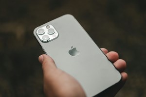 Αδειάζει η μπαταρία του iPhone πιο γρήγορα με το iOS 26-'Κανένας λόγος ανησυχίας', λέει η Apple