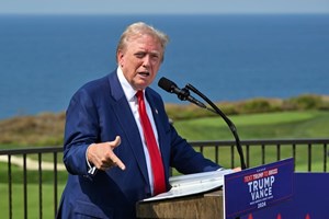 Γιατί ο Emmanuel Macron εμφανίστηκε με τα γυαλιά του Top Gun στο Νταβός