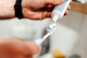 Πόσοι ιοί ζουν μέσα στην οδοντόβουρτσά σου
