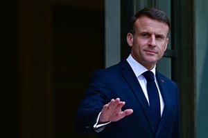 Τι χαρτάκι έκρυψε τελικά ο Emmanuel Macron στο βίντεο που έχει γίνει viral;