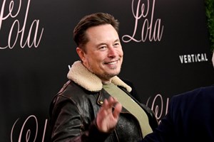 Ο Elon Musk λέει ότι η κοινωνία εστιάζει πολύ στον ρατσισμό