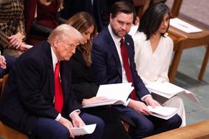 Τι ψιθύριζαν μεταξύ τους ο Donald με τη Melania Trump στον χορό