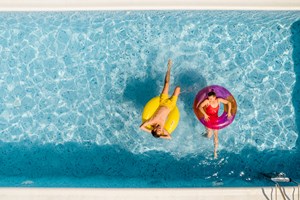 Όσα κάνουν οι ταξιδιώτες σε αεροπλάνα και τρένα και μας σπάνε τα νεύρα