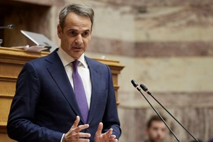Η στιγμή που ο Λευτέρης Αυγενάκης χτυπά εργαζόμενο στο Ελ. Βενιζέλος