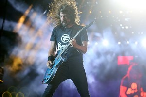 Στα ελληνικά η αυτοβιογραφία του Dave Grohl, ντράμερ των Nirvana και μπροστάρη των Foo Fighters