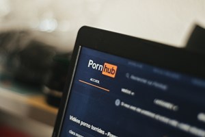 Τι είναι η tradwife που κάνει θραύση στο Pornhub