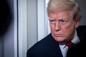 Ο Donald Trump εντείνει τον πόλεμο με τους δημοσιογράφους