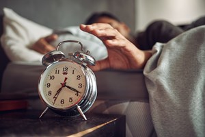 Γιατί ξυπνάς συνέχεια κουρασμένος και πώς το αντιμετωπίζεις