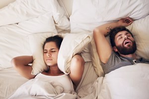 Πώς συνδέεται το ροχαλητό με το σύνδρομο της υπνικής άπνοιας