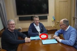 Η στιγμή που η Brigitte χαστουκίζει τον Emmanuel Macron-Γιατί το έκανε; (video)
