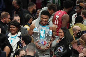 Ο Γιάννης Αντετοκούνμπο ισοπέδωσε τους Chicago Bulls