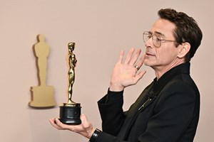 O Robert Downey Jr. πετάει 'μπηχτές' για τον Elon Musk