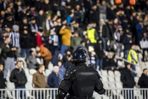 Γήπεδα με κάμερες παντού και φιλάθλους χωρίς 'αξεσουάρ' ζητά η ελληνική αστυνομία