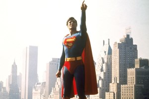 O Superman ποζάρει με τον σκύλο του για τη νέα ταινία του James Gunn