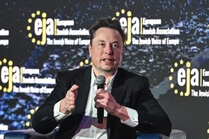 Το νέο beef του Elon Musk αφορά την πρώην γυναίκα του Jeff Bezos