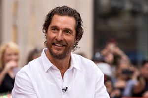 Το denim on denim του Matthew McConaughey έχει κάτι από τα '90s