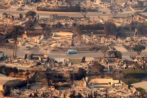 Η Paris Hilton μάζεψε $1 εκατ. για τους πυρόπληκτους στο Λος Άντζελες, αφού έχασε το δικό της σπίτι