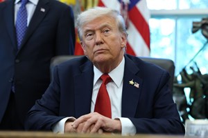 O Donald Trump ακύρωσε σχεδόν όλα τα εκτελεστικά διατάγματα του Joe Biden