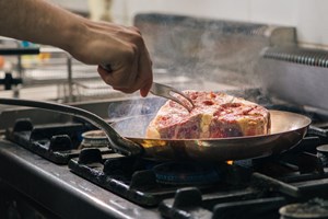 Πώς θα καταλάβεις ότι έψησες την τέλεια μπριζόλα - το απόλυτο κόλπο των σεφ