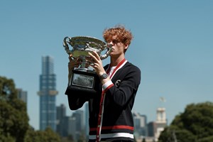 Jannik Sinner, πιο στυλάτος από ποτέ στο Roland Garros