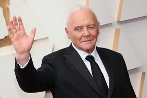 O Anthony Hopkins επιστρέφει στην τηλεόραση ως αυτοκράτορας