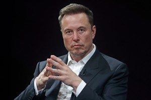 O Elon Musk τα έβαλε και με τη Wikipedia