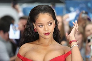 H Rihanna 'ντυμένη' θεά του έρωτα είναι ό,τι καλύτερο
