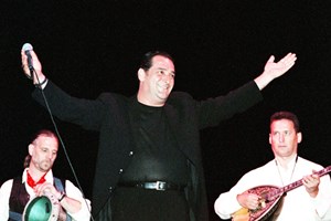 'Καλησπέρα και καλή βραδιά', η ζωή του Βασίλη Καρρά έγινε βιβλίο