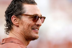 Ο Matthew McConaughey αποκαλύπτει 'μυστικά της κρεβατοκάμαρας' που έχουν κρατήσει ζωντανό τον γάμο του